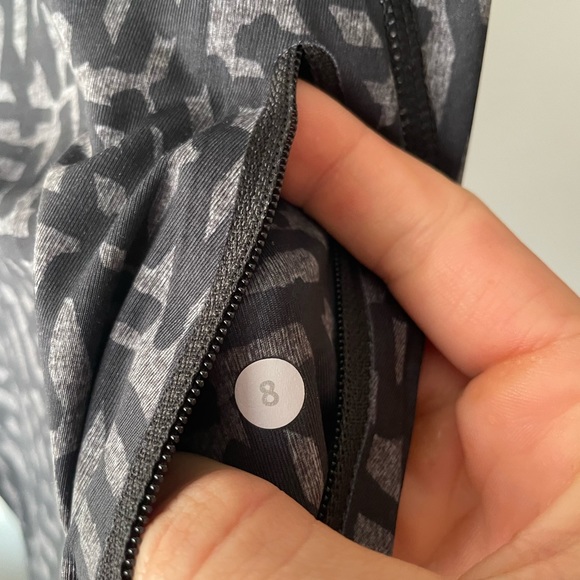 Lululemon Womem Size 8 Black Gray Geomatric Print Cropped Leggings - Picture 5 of 5